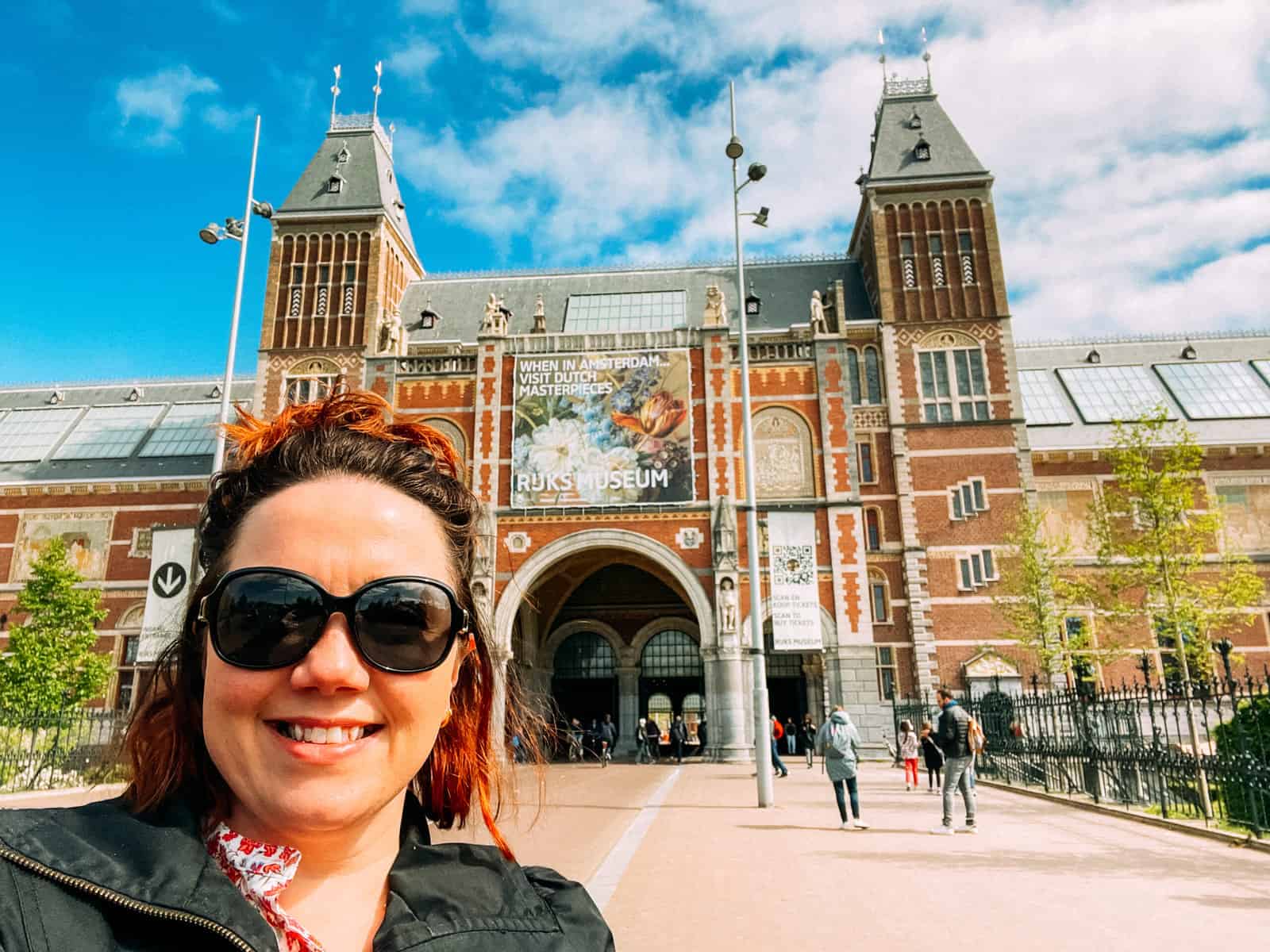 Jessy standing in front of the Rijksmuseum.