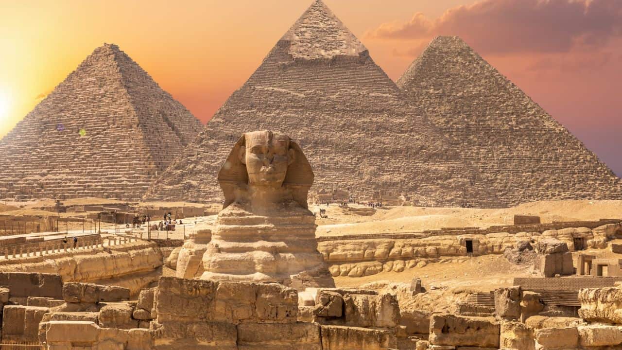 The Sphinx and the Piramids, famous Wonder of the World, Giza, Egypt.