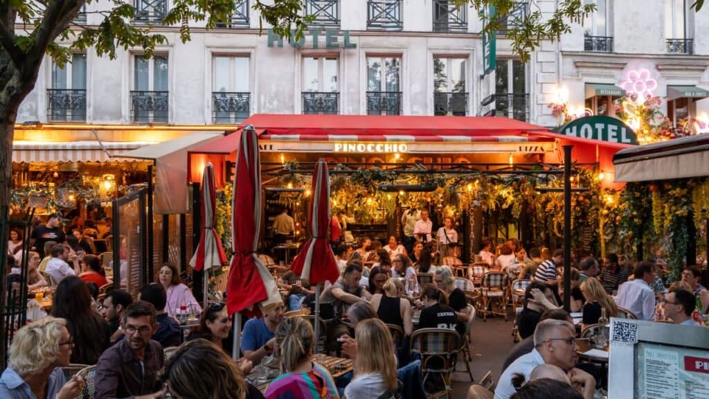 A very busy French restaurant