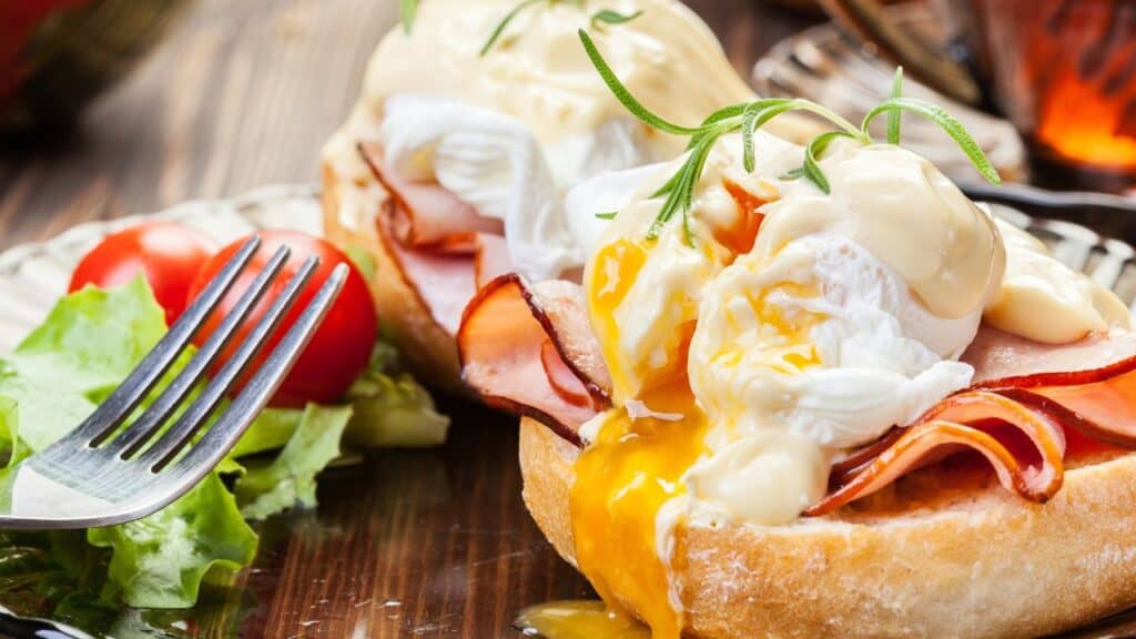 Eggs Benedict on toasted muffins with ham